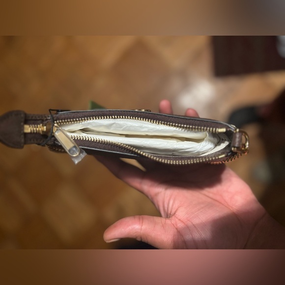 Gucci purse. Never worn or used. Price is $700 - Picture 5 of 5